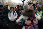 Учащиеся московской школы №263, в которую проник вооруженный старшеклассник 