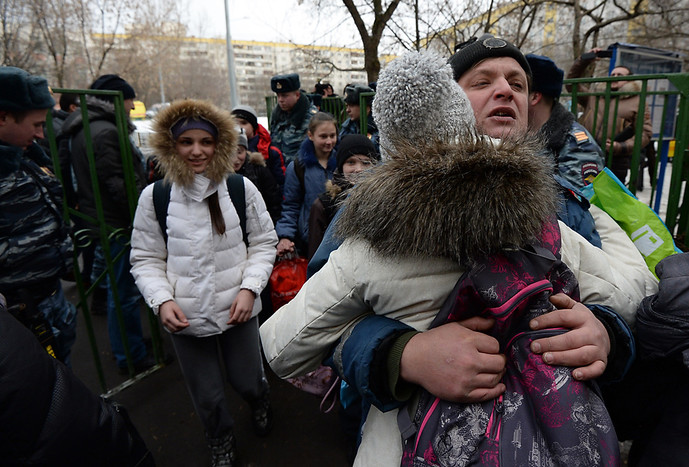 Учащиеся московской школы №263, в&nbsp;которую проник вооруженный старшеклассник 