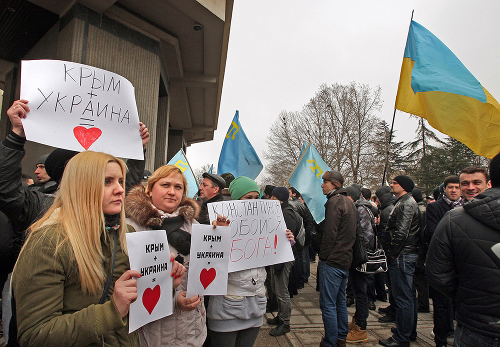 Участники митинга у здания Верховного совета Крыма в Симферополе