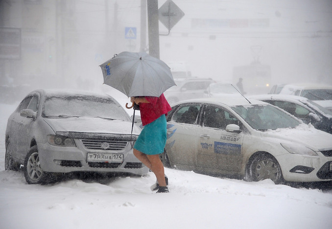 Девушка идет по&nbsp;улице во время сильного снегопада в&nbsp;Челябинске