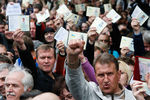 Жители Донбасса перед голосованием на референдуме о статусе самопровозглашенной Донецкой народной республики на избирательном участке в Москве