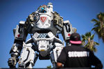10-метровая модель робота из игры «Titanfall» перед входом на выставку Electronic Entertainment Expo в Лос-Анджелесе