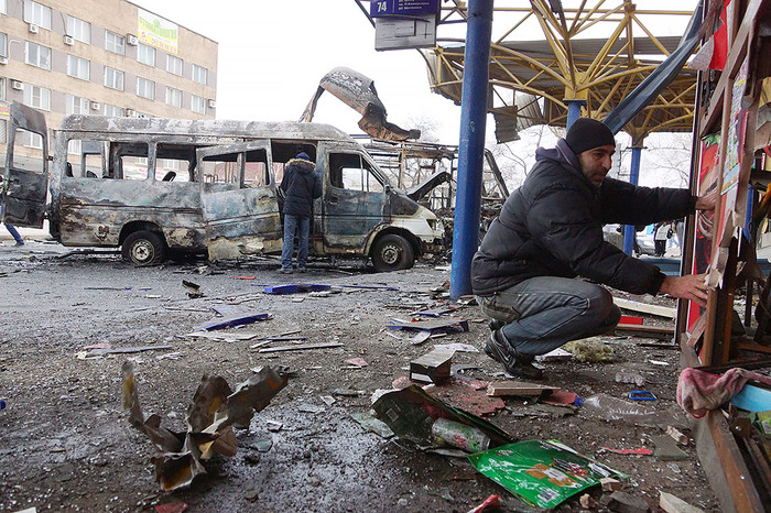 Разрушенные павильоны на&nbsp;автостанции, где в&nbsp;результате попадания снаряда сгорел маршрутный автобус, погибли люди