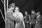 Олег Борисов и Светлана Крючкова в сцене из спектакля «Тихий дон» театра БДТ, 1979 