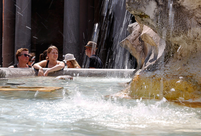Фонтаны Рима помогают туристам и местным жителям спасаться от жары