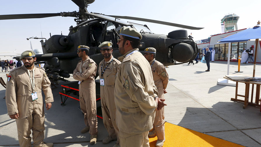 Военнослужащие ВВС ОАЭ около&nbsp;вертолета Apache на&nbsp;выставке Dubai Airshow 2015
