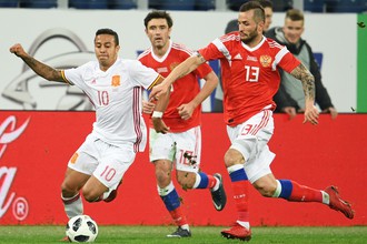 Игроки сборной России борьбе за мяч
