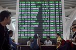Отмененные из-за извержения вулкана рейсы в международном аэропорту Нгурах-Рай на Бали, 27 ноября 2017 года