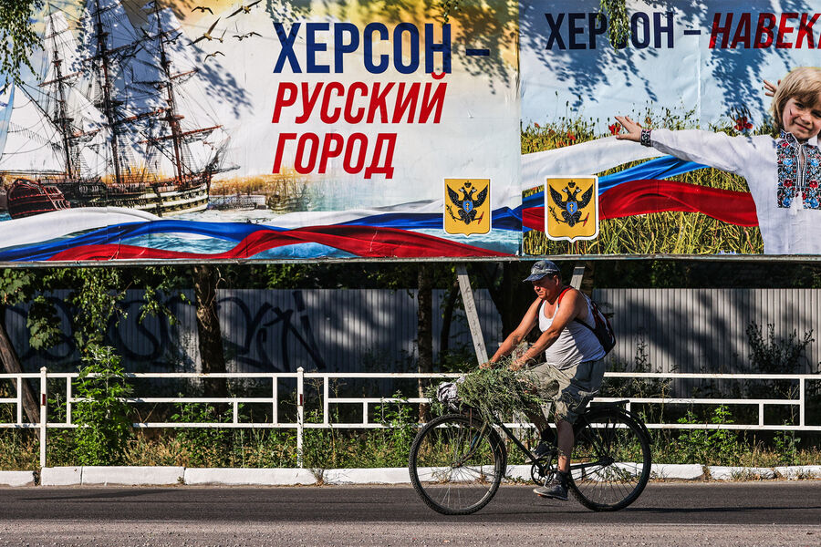 Мужчина на велосипеде на одной из улиц Херсона, Украина, 2022 год