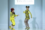 Певица Наташа Королева с матерью Людмилой Порывай демонстрируют одежду из новой коллекции марки YanaStasia в рамках недели моды в Гостином дворе в Москве, 2014 год