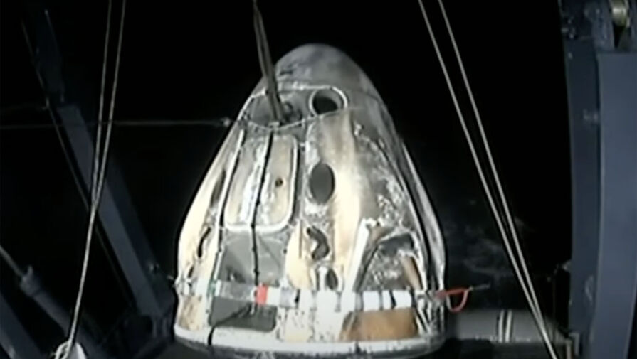 Корабль Crew Dragon с космонавтом Федяевым подняло из воды судно SpaceX