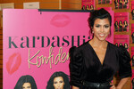Кортни Кардашьян на презентации автобиографической книги сестер Кардашьян «Kardashian Konfidential» в Калифорнии, 2011 год