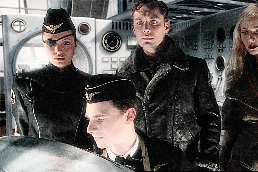 <b>«Небесный капитан и мир будущего» (2004)</b>
<br><br>
Зрелище вышло очень красивым &mdash; получилась такая сказка в&nbsp;стиле «дизельпанк» с&nbsp;очень красивым актерами: Джудом Лоу, Гвинет Пэлтроу и Анджелиной Джоли. Последняя сыграла роль капитана британских ВВС Фрэнки Кук.