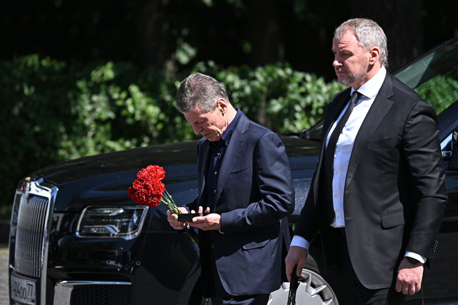 8961381 10.07.2025 Заместитель руководителя администрации президента РФ Дмитрий Козак (слева) на&nbsp;церемонии прощания с&nbsp;бывшим министром транспорта Романом Старовойтом в&nbsp;ЦКБ, Москва, 10&nbsp;июля 2025&nbsp;года