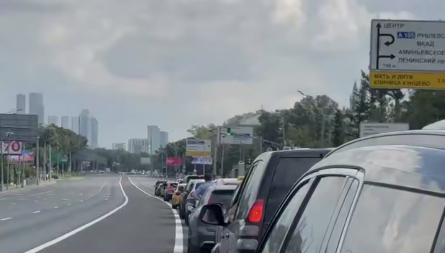 В центре Москвы перекрыли движение автомобилей