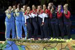 Победители и призеры Олимпийских игр – 2016 в командном турнире по сабле все вместе. Обладатели золотой медали — россиянки, серебряные призеры — украинки, бронзовые — американки