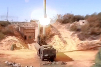 Кадр из видео, на котором береговой ракетный комплекс «Бастион» запускает противокорабельные ракеты «Оникс» в неизвестной точке Сирии