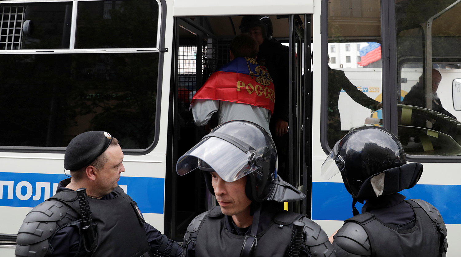 Задержание участника несанкционированного митинга на Тверской улице в Москве