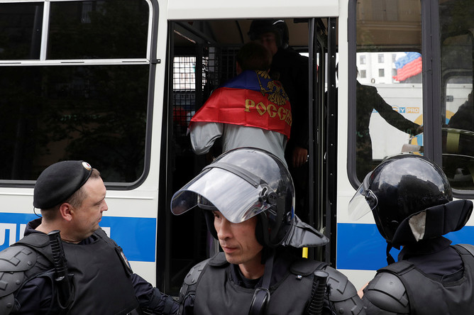 Задержание участника несанкционированного митинга на Тверской улице в Москве