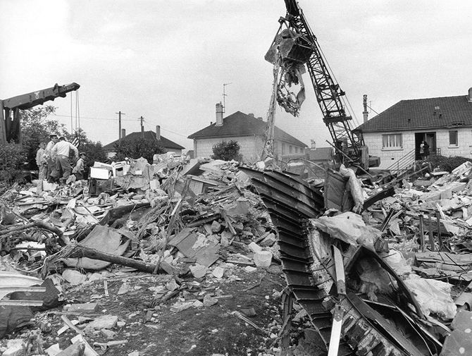 Обломки фюзеляжа ТУ-144 и остовы домов в деревне Гусенвиль, куда упал самолет во время показательного выступления на авиасалоне Ле-Бурже 3 июня 1973 года