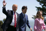 Президент США Дональд Трамп и премьер-министр Канады Джастин Трюдо с супругой Софи во время саммита G7 в Квебеке, 8 июня 2018 года