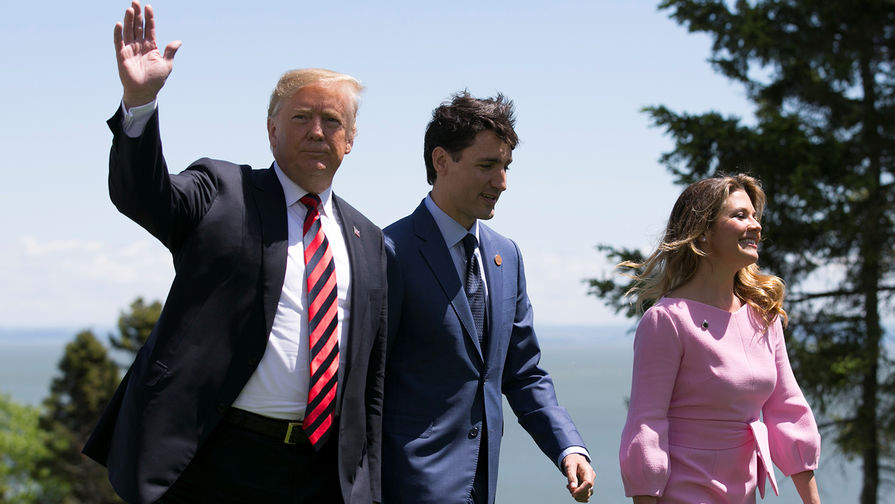 Президент США Дональд Трамп и премьер-министр Канады Джастин Трюдо с супругой Софи во время саммита G7 в Квебеке, 8 июня 2018 года