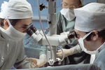 Хирург Рамази Датиашвили, ассистентка Елена Антонюк и хирург Яков Бранд во время операции по реплантации ног трехлетней девочке Расе Прасцевичюте-Септ, 1983 год