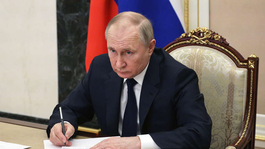 Путин поручил ускорить переход внешней торговли на рубли и валюты других стран