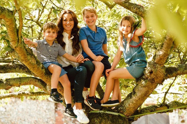 Принцесса Уэльская Кэтрин с&nbsp;детьми Джорджем, Шарлоттой и Луи в&nbsp;фотосессии в&nbsp;честь Дня матери в&nbsp;2023 году
