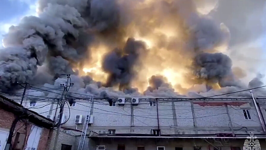 Пожар в ЦУМе в Дагестане разросся до 2 тыс. кв. м