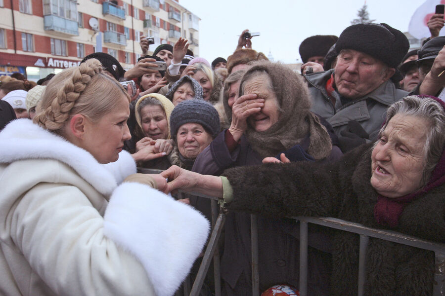 Премьер-министр Украины и кандидат в&nbsp;президенты Юлия Тимошенко во время предвыборного митинга в&nbsp;городе Владимир-Волынский на&nbsp;западе Украины, 12&nbsp;января 2010&nbsp;года