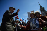Участники акции памяти «Бессмертный полк» во время шествия в День Победы в Екатеринбурге
