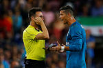 Криштиану Роналду спорит с арбитром во время матча за Суперкубок Испании