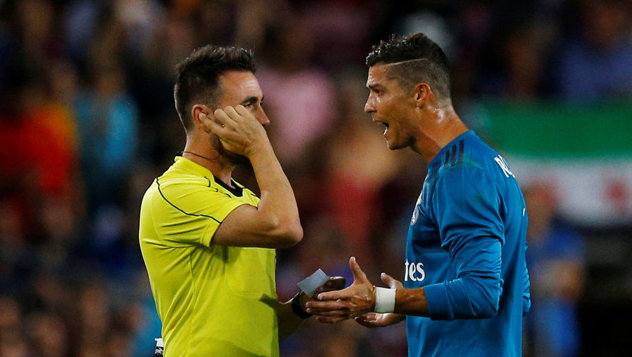 Криштиану Роналду спорит с арбитром во время матча за Суперкубок Испании