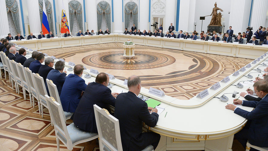 Президент России Владимир Путин во время встречи с представителями российских деловых кругов и объединений в Кремле, 21 декабря 2017 года