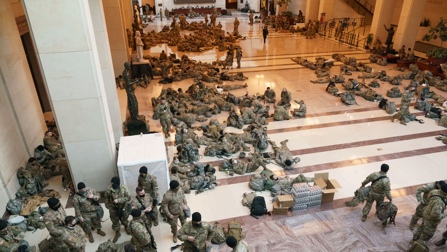 Солдаты нацгвардии в&nbsp;здании Капитолия, 13 января 2021 года
