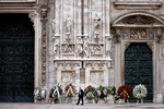 Венки у Миланского собора перед церемонией прощания с Сильвио Берлускони, 14 июня 2023 года