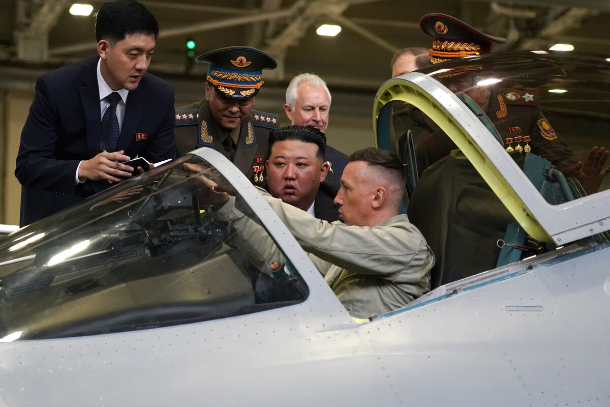 Ким Чен Ын осматривает многоцелевой истребитель Су-57 в цехе окончательной сборки самолетов Су-35 и Су-57 авиационного завода имени Ю. А. Гагарина в Комсомольске-на-Амуре, 15 сентября 2023 года