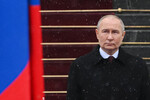 Владимир Путин принимает парад Президентского полка на Соборной площади Кремля после церемонии инаугурации, 7 мая 2024 года