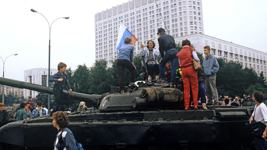 19 августа в Москве объявлено чрезвычайное положение, в город введены войска и техника. Москвичи собрались у здания Верховного Совета РСФСР для его защиты, 1991 год