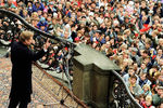 Чешский драматург и правозащитник Вацлав Гавел приветствует многотысячную толпу с балкона Пражского Града после избрания президентом Чехословакии, 29 декабря 1989 года