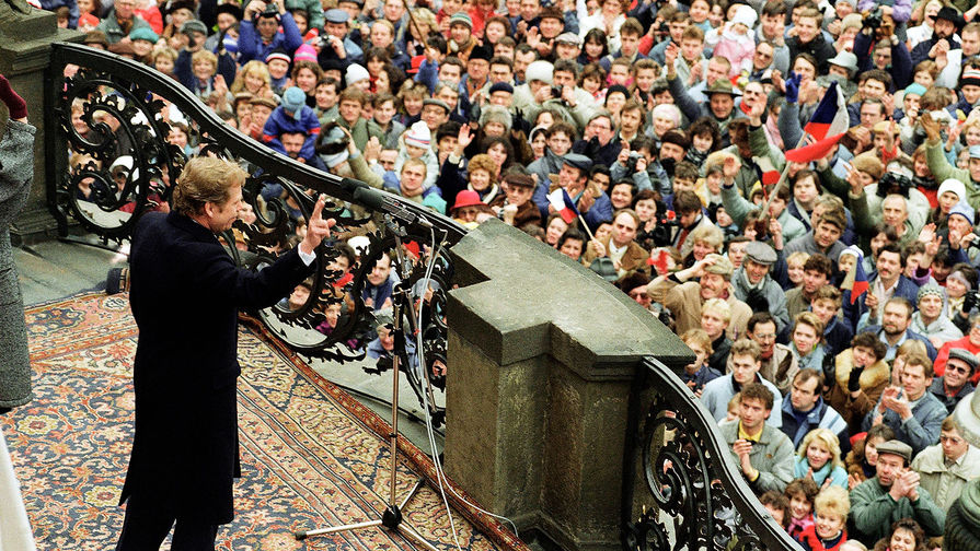 Чешский драматург и правозащитник Вацлав Гавел приветствует многотысячную толпу с балкона Пражского Града после избрания президентом Чехословакии, 29 декабря 1989 года