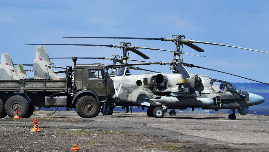 Минобороны России показало кадры работы вертолетов Ка-52 на Украине