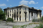 Разрушенное здание театра в Лисичанске, июль 2022 года