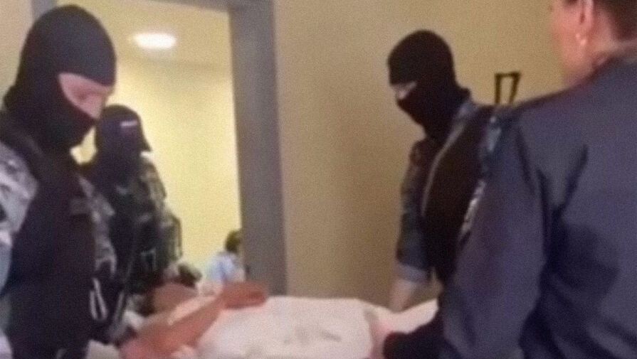 В Сибири лежачих больных выносят из клиники из-за спора ее директора и владельца здания