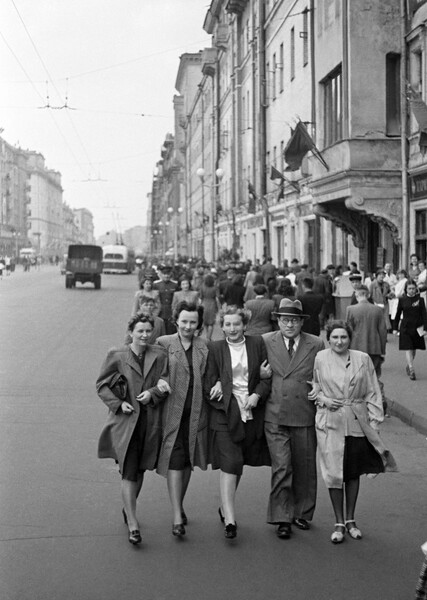 Москвичи на&nbsp;улице Горького (Тверская) 9&nbsp;мая 1945&nbsp;года