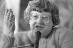 Валерия Новодворская выступает на заседании партии «Демократический союз», 1990 год