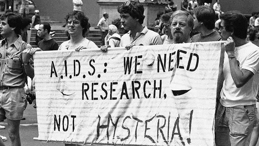 Плакат «СПИД: нам нужны исследования, а не истерия» на гей-параде в Нью-Йорке, 27 июня 1983 года
