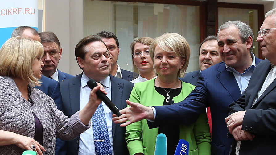 Председатель Центризбиркома Элла Памфилова и представители нескольких российских партий после окончания жеребьевки в ЦИК перед выборами в Госдуму, 12 августа 2016 года