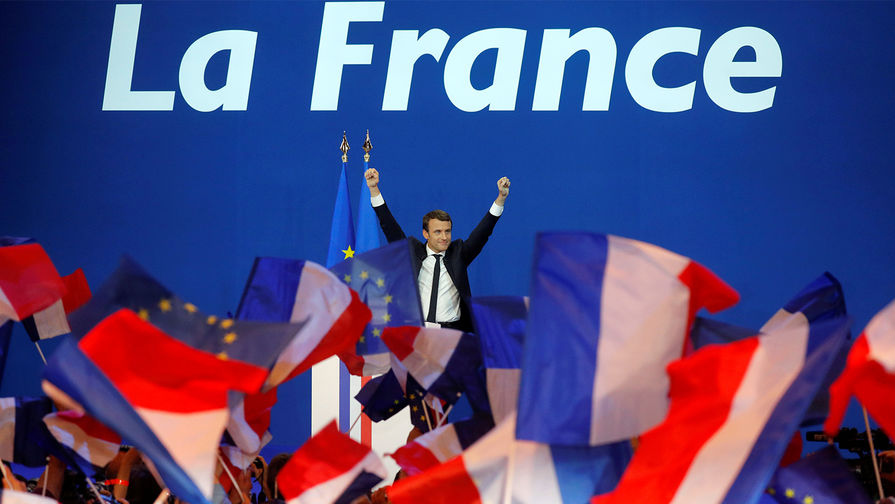 Кандидат в&nbsp;президенты Франции от движения &laquo;Вперед!&raquo; Эммануэль Макрон после объявления предварительных результатов голосования, 23&nbsp;апреля 2017&nbsp;года